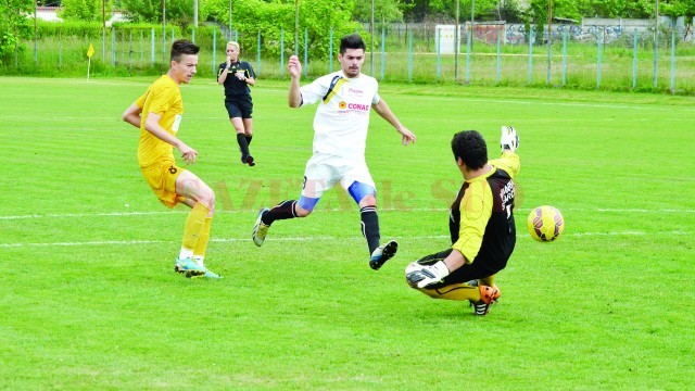 Gârbiţă (în galben) are posibilitatea să marcheze sub privirile arbitrei Alina Peşu în disputa cu ACSVM Craiova (Foto: Alexandru Vîrtosu)