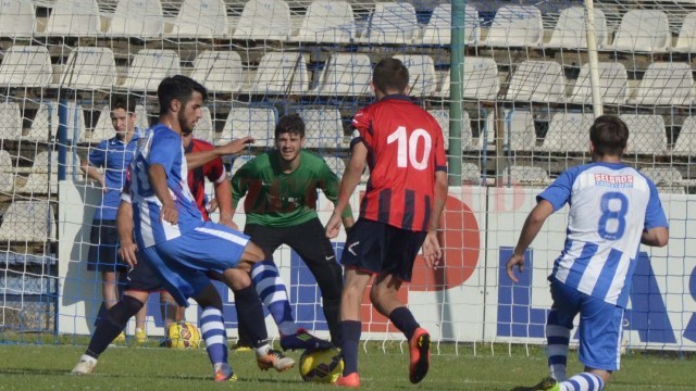 Alex Dinu (la minge) nu a marcat, dar a fost unul dintre cei mai buni jucători din meciul cu ACSVM Craiova (foto: Alexandru Vîrtosu)