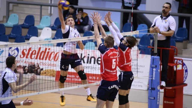 Voleibaliştii de la SCM-U Craiova (în alb) au câştigat meciul de ieri cu Baia Mare cu 3-1 (foto: Lucian Anghel)