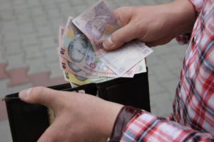 Salariul minim 2025 Cât plătesc firmele și ce salariu primesc