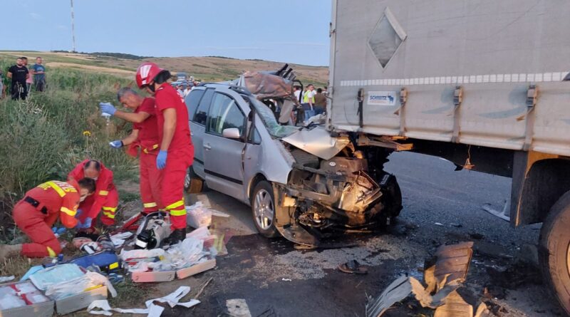 Trei morţi şi nouă răniţi într un accident între un TIR o maşină şi o