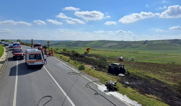 Trei oameni au murit după ce două motociclete și o mașină s au ciocnit