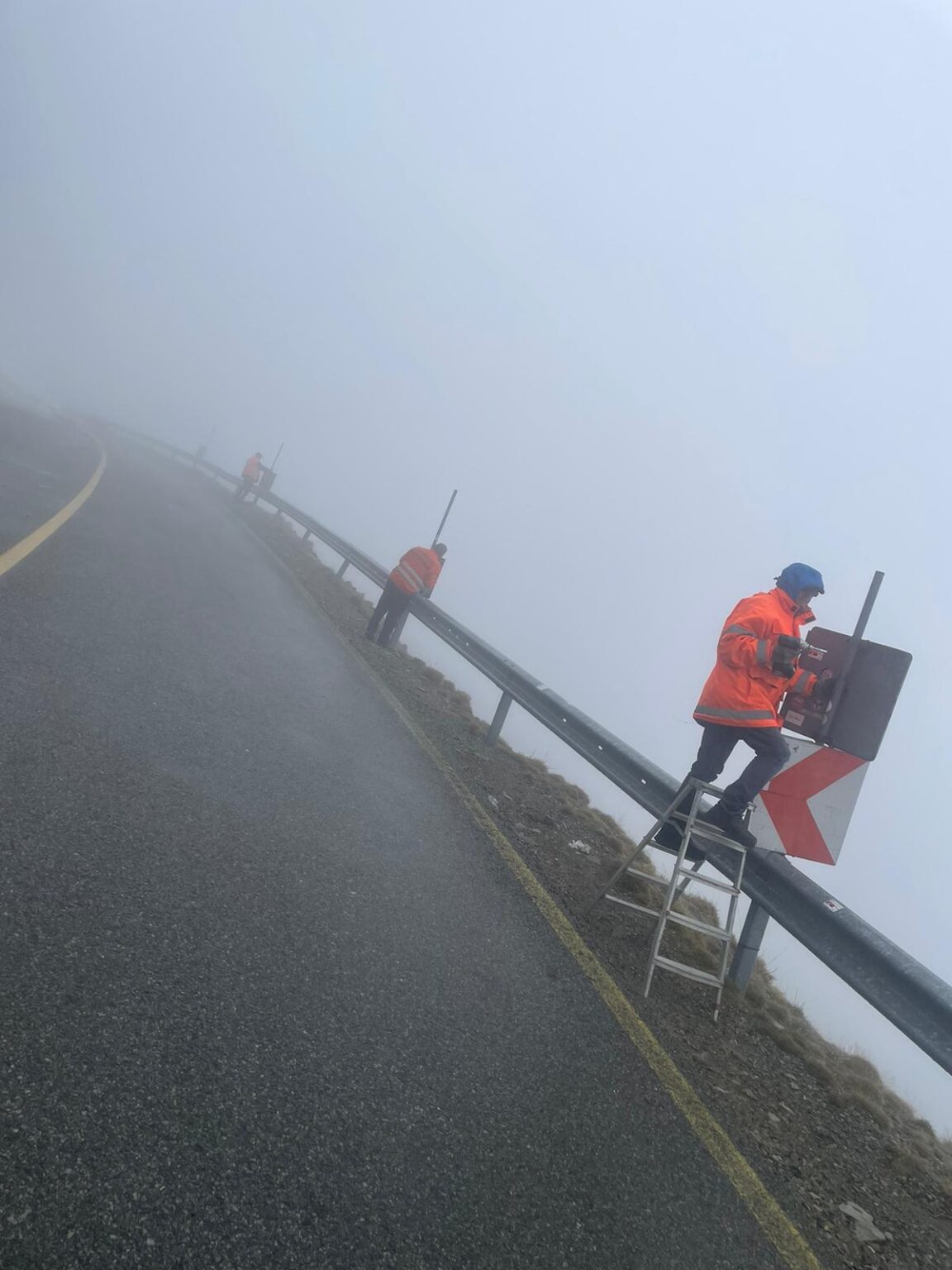 Se montează deja indicatoarele rutiere pe Transalpina GAZETA de SUD