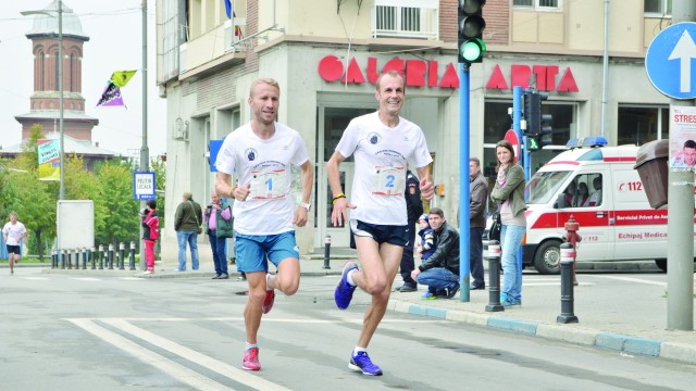 Marius Ionescu (stânga) şi Marius Buşcă au parcurs zece kilometri în 33 de minute