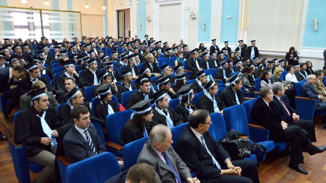 Absolvenții promoției 2013-2014 a Facultății de Automatică, Calculatoare și Electronică, la festivitatea de acordare a diplomelor de licență