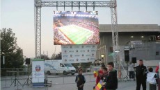 Primăria din Slatina a instalat şi la alte meciuri un ecran uriaş pe esplanadă, pentru ca microbiştii să poată urmări partidele Naţionalei de fotbal (Foto: gazetanoua.ro)