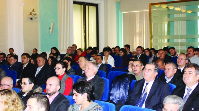 La lansarea monografiei de la Universitatea din Craiova au participat studenți, dar și foști pacienți ai profesorului Irinel Popescu (FOTO: Claudiu Tudor)