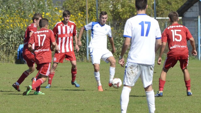 Sergiu Jurj (la minge) va îmbrăca tricoul României U17 în amicalul cu Franța U17