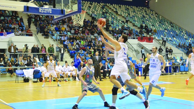 Marko Boltic (la minge) s-a remarcat atât în apărare, cât şi în atac în jocul cu Priştina (FOTO: Claudiu Tudor)