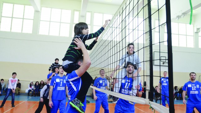 Voleibaliştii şi elevii s-au distrat pe cinste (Foto: Lucian Anghel)