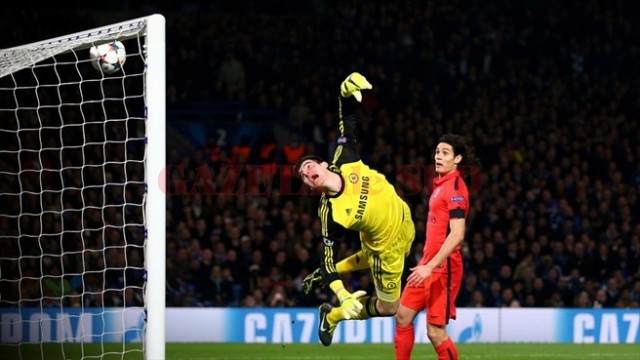 Portarul lui Chelsea, Thibaut Courtois, nu a putut scoate şi lovitura de cap a lui Thiago Silva, iar PSG continuă lupta în Liga Campionilor (foto: uefa.com)