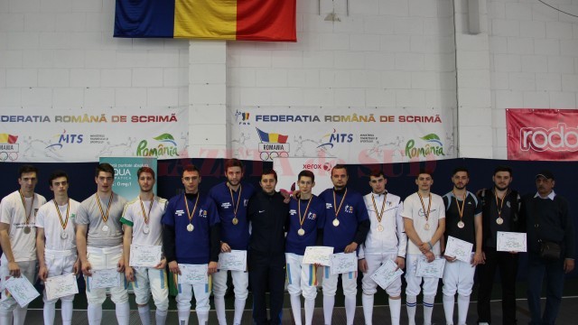 Spadasinii de la CS Universitatea Craiova au obținut titlul național, iar cei de la CSM Craiova (în dreapta) au urcat pe a treia treaptă a podiumului (foto: frscrimă)