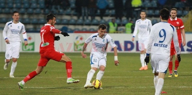 Dan Nistor (la minge) a făcut diferenţa în meciul cu Dinamo (foto: panduriics.ro)