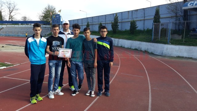 Elevii de la Şcoala Gimnazială "Decebal", coordonaţi de profesorul Florin Tucă, au câştigat etapa zonală la tetratlon