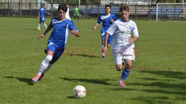 Juniorii B de la CSU (în alb) și cei de la „GP” (în albastru) vor calificarea la turneul final (foto: Alexandru Vîrtosu)