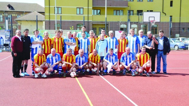 Foştii mari fotbalişti ai Craiovei şi cadrele didactice din Universitate au oferit spectacol pentru elevii şi studenţii de pe margine (Foto: Alexandru Vîrtosu)