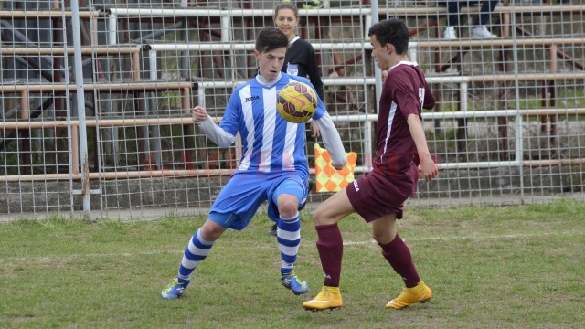 Alex Popescu (la minge) şi colegii săi sunt la un pas de turneul final (foto: Alexandru Vîrtosu)