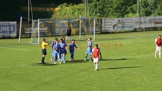 Jucătorii Craiovei (în albastru) au început cu dreptul seria partidelor amicale din Austria (foto: csuc.ro)