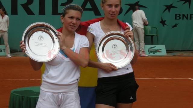 În 2008 Simona Halep (stânga) și Elena Bogdan au jucat finala junioarelor la Roland Garros. Constănțeanca s-a impus atunci și a câștigat trofeul
