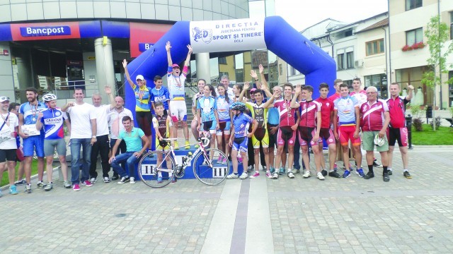 Ciclişti de la 14 cluburi s-au întrecut la Campionatul Naţional de Cilism Şosea din Bănie (FOTO: Claudiu Tudor)