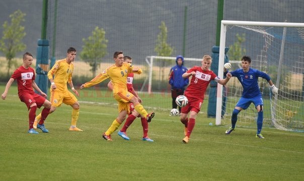 Tricolorii de 16 ani (în galben) au remizat cu Polonia (foto: frf.ro)