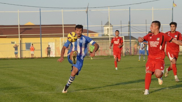 Simon Mazarache (la minge) a "tras" echipa după el în meciul cu Padurii II (foto: Alexandru Vîrtosu)