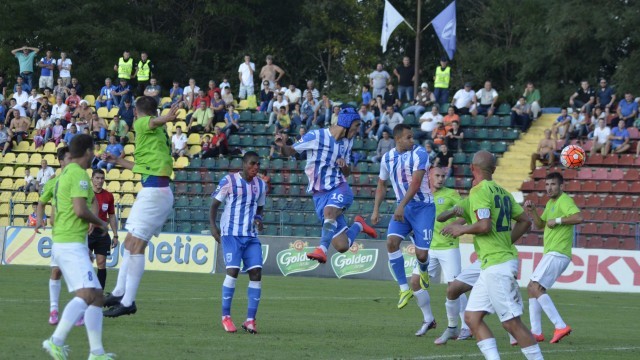 Andrei Ivan (în centru) și Thaer Bawab au fost decisivi în partida cu moldovenii lui Napoli (foto: Alexandru Vîrtosu)