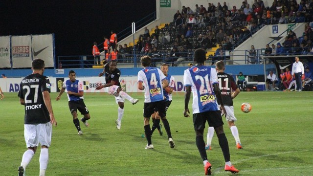 Craiovenii (în tricouri negre) au pierdut şi a doua întâlnire cu FC Viitorul din acest an competiţional (foto: csuc.ro)