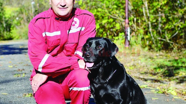 Liviu Ionescu şi labradorul Neky Liguard, ce face parte din echipa care va reprezenta România în cadrul campionatului de la Craiova (Foto: blogalinitiative.ro)