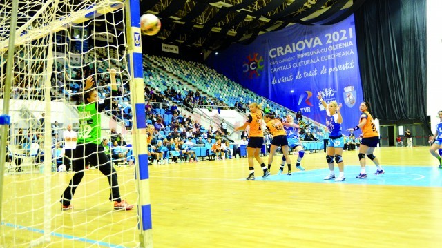 Pentru oaspete (în tricou portocaliu), meciul de la Craiova a fost ca un antrenament înainte de jocul din Liga Campionilor din Suedia (Foto: Bogdan Grosu)