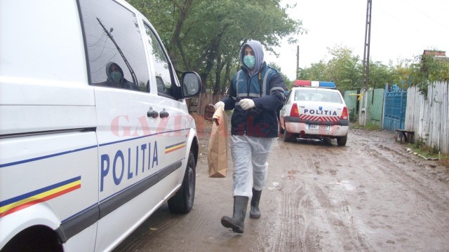 După primele cercetări, anchetatorii au stabilit că cele trei victime au fost înjunghiate  înainte de izbucnirea incendiului (Foto: GdS)