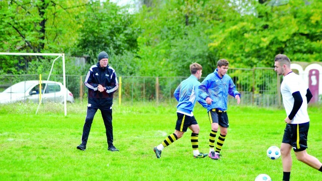 Victor Naicu şi elevii săi pregătesc derbiul cu Pandurii de la Liga Elitelor U19 (Foto: Alexandru Vîrtosu)