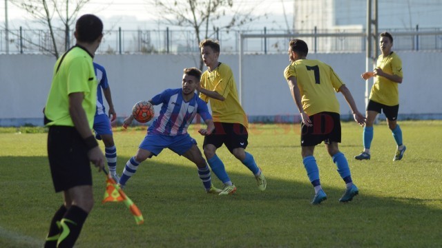 Alex Băluță (la minge) a reprezentat pericolul principal pentru jucătorii sibieni (foto: Alexandru Vîrtosu)