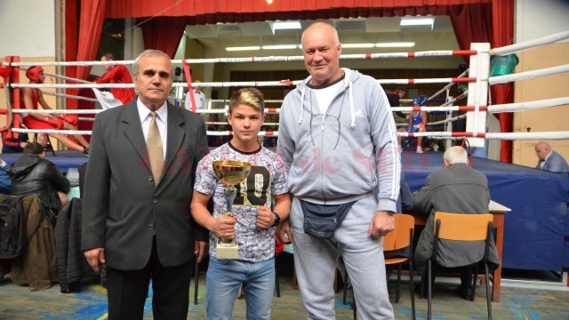 Campionul mondial la juniori, Cosmin Gârleanu, alături de antrenorul său, Ilie Captari (dreapta) și de reprezentantul federației, Constantin Martiniuc