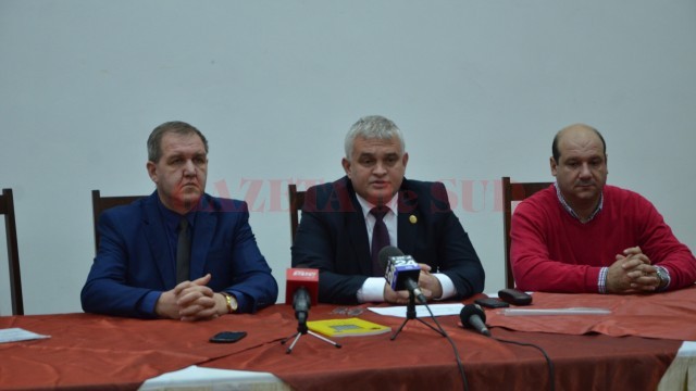 Alături de Sorin Iacoban (centru) la conferința de presă au mai participat Nicușor Cotescu (stânga), inspector adjunct la ISJ Dolj, și Alin Vancea, inspector școlar de specialitate 