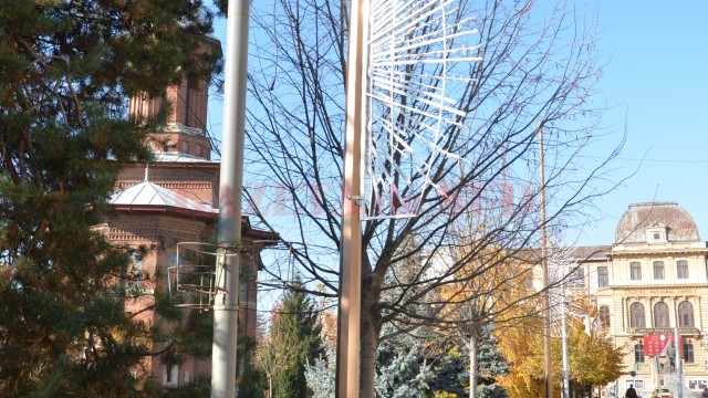 Pe strada A.I. Cuza au fost montați stâlpi noi pentru instalațiile ornamentale (FOTO: Claudiu Tudor)