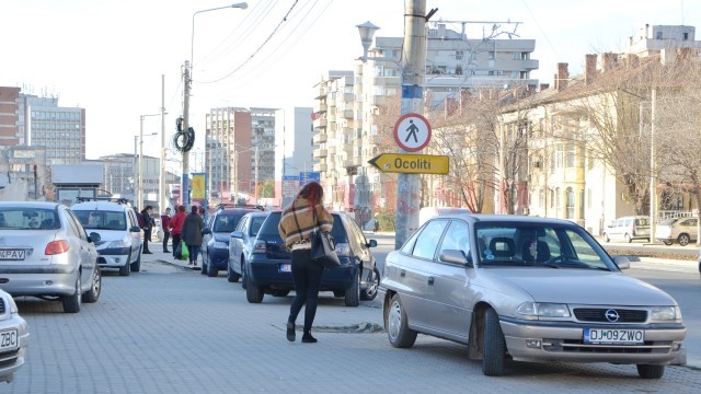 Codul Rutier și normele sale de aplicare se bat cap în cap   în privința opririi/staționării autovehiculelor pe trotuar (Foto: Arhiva GdS)