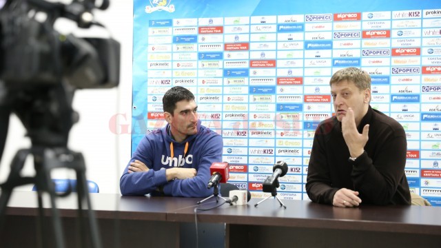 Antrenorul Oliver Popovic (dreapta) a spus la conferința de presă că l-a dorit pe Mladen Pantic (stânga) din vara anului trecut (foto: Lucian Anghel)