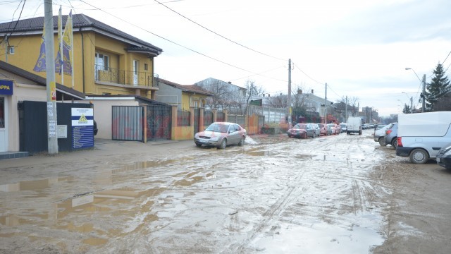 Strada Bariera Vâlcii, plină de mocirlă (Foto: Traian Mitrache)