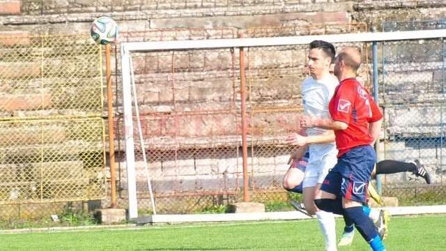 Claudiu Bălan (în alb) a marcat la Roșiori, dar punctele au ajuns în contul celor de la Sporting (foto: fcpodari.ro)