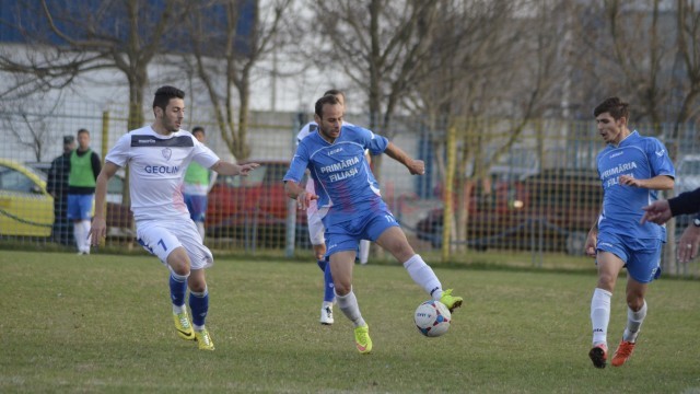 Pârvuică (la minge) şi colegii săi nu au jucat rău la Cisnădie, dar s-au întors cu mâna goală (foto: Alexandru Vîrtosu)