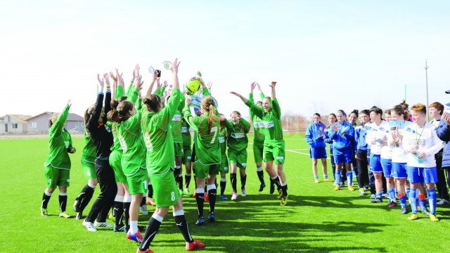 Jucătoarele craiovene (în alb) au fost învinse categoric de sârboaicele de la Nis, care au cucerit trofeul (Foto: Bogdan Grosu)