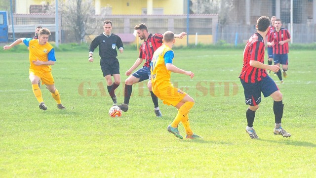 Dănuț Stancu (la minge) crede că echipa sa merita un punct cu CS Afumați (foto: fcpodari.ro)
