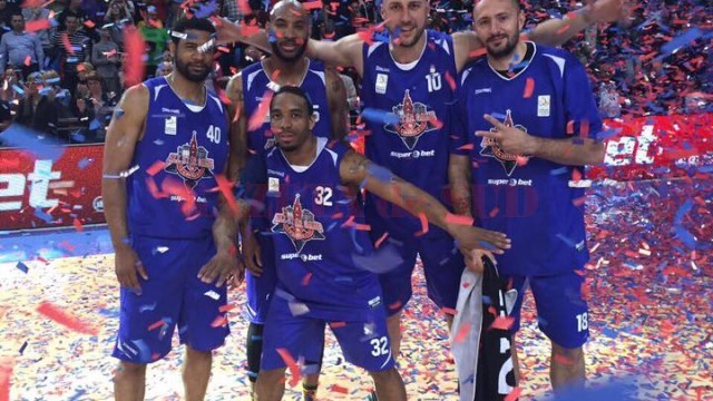 În 13 aprilie baschetbaliștii craioveni se distrau la All Star Game. Acum, au părăsit play-off-ul, fără nici o victorie