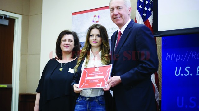 Jurnalista GdS Ana-Maria Predilă (centru) alături de E.S. Hans Klemm, ambasadorul SUA, și Cătălina Constantin, președinta Asociaţiei pentru Sprijinirea Pacienţilor cu Tuberculoză Multidrog Rezistentă, în momentul înmânării premiului (Foto: Traian Constantin )