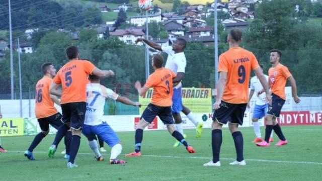 În primul meci din Austria, jucătorii din Bănie (în tricouri albe) au fost învinși cu scorul de 2-1 de către albanezii de la Teuta Durras (foto: csuc.ro)