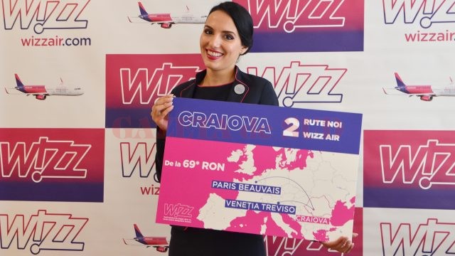 Aliana, stewardesa din Craiova a Wizz Air, a anunțat cele două zboruri noi care se prefigurează de la anul, de pe Aeroportul Internațional Craiova (Foto: Bogdan Grosu)