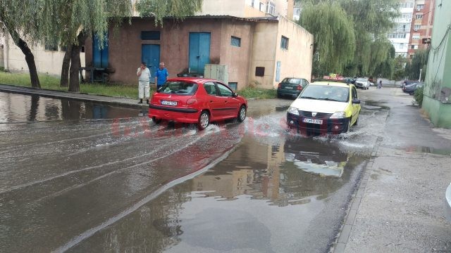 Maşinile au circulat greu prin parcarea inundată