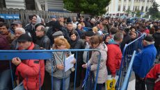 Mai mulţi oameni au dormit în faţa APM Dolj pentru a fi siguri că depun dosarul (Foto: Claudiu Tudor)