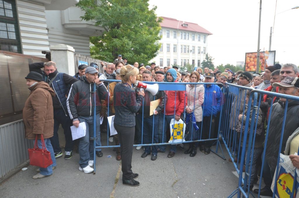 Directoarea APM Dolj, Monica-Daniela Mateescu, le-a vorbit oamenilor şi le-a explicat situaţia (Foto: Claduiu Tudor)